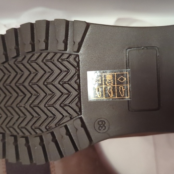 Elegant Brown Chelsea Ankle Boots - Picture 2 of 5